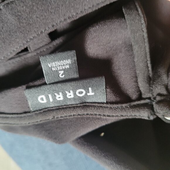 Torrid Plus Size 2 Womens Black Short Sleeve Peplum Top With Keyhole Back - Picture 2 of 4